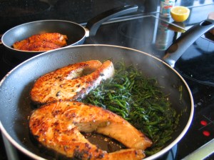 Lachs mit Brennnessel-Quellergemüse