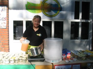 Elisabeth bei den Vorbereitungen