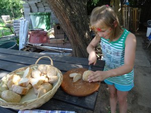 Hanna schneidet Brot
