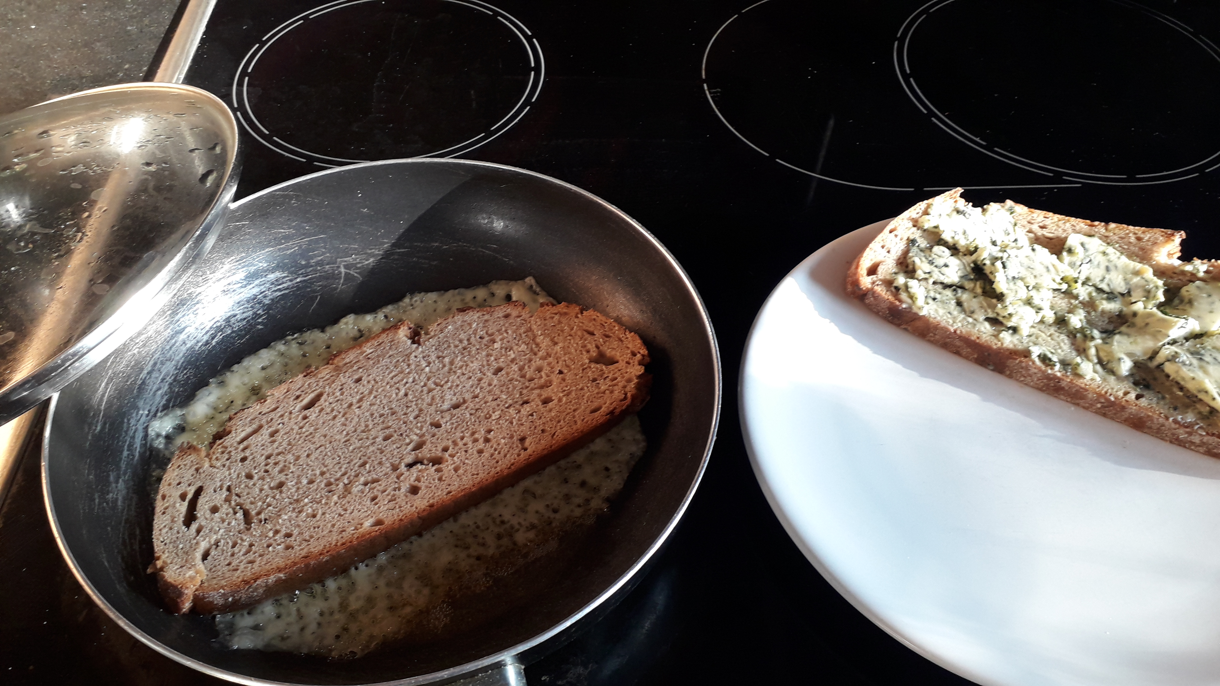 obere Brotscheibe mit Brennnesselbutter